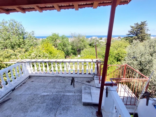 Дом с садом Мустакил с видом на горы и море в Кирении Алсанджак ** 
