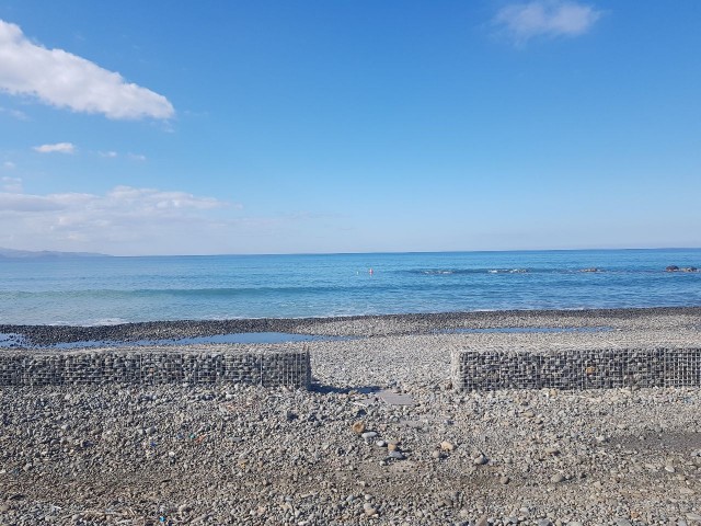 Lefke Gaziveren Bölgesinde Deniz ve Dag Manzaralı  1+1 Türk Koçanlı Daire Eşyalı 