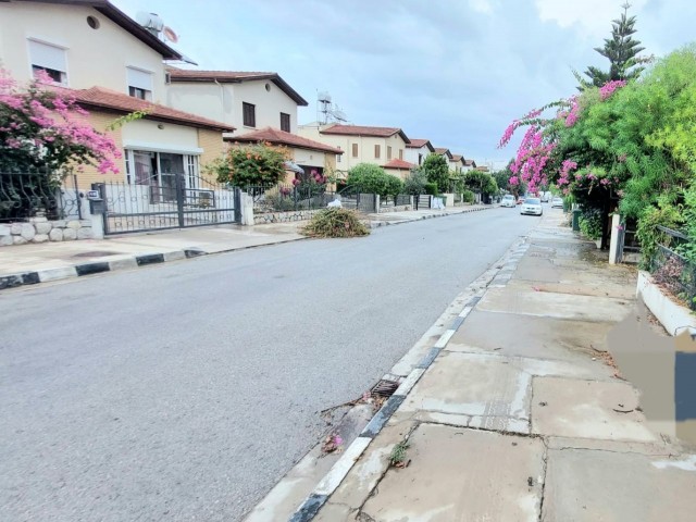 Lefkoşa Ortaköyde Nezih Bir Mahallede Merkezi Isıtmalı Satılık İkiz Villa 