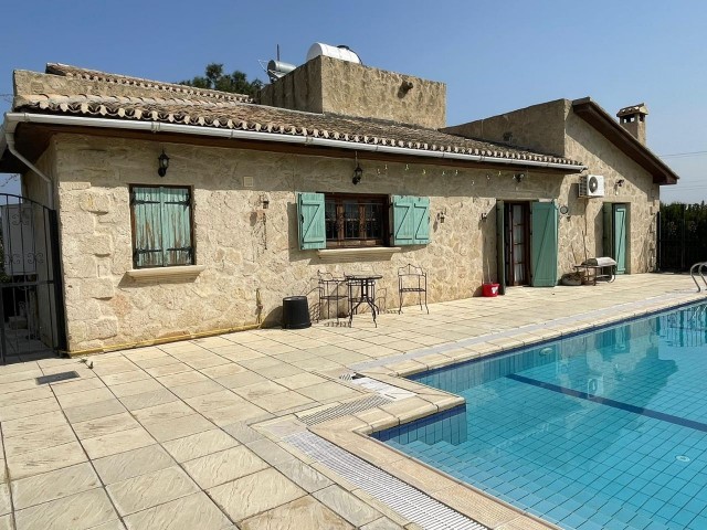 Komplett möblierte Villa mit 3 Schlafzimmern und Pool zur MIETE in der Region Alsancak mit Berg- und Meerblick!