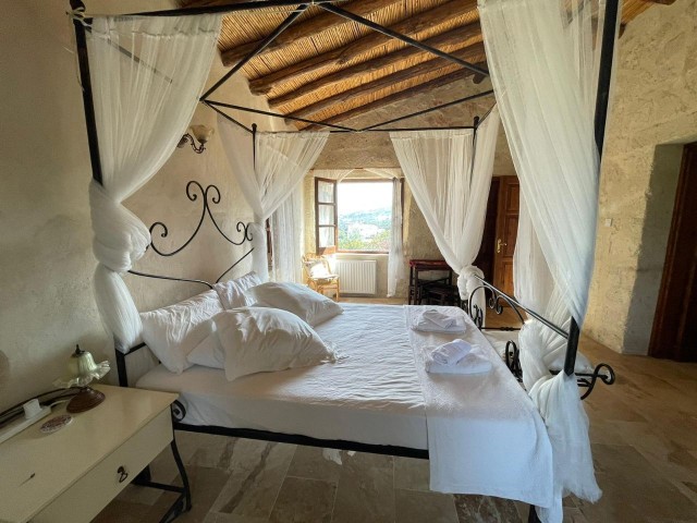 Полностью меблированная 3-спальная вилла с бассейном в АРЕНДУ в районе Алсанджак с видом на горы и море!