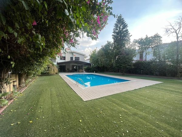 Unsere Villa mit großem Garten und Pool in Yenikent, Nikosias prestigeträchtigster Gegend, steht zum Verkauf!