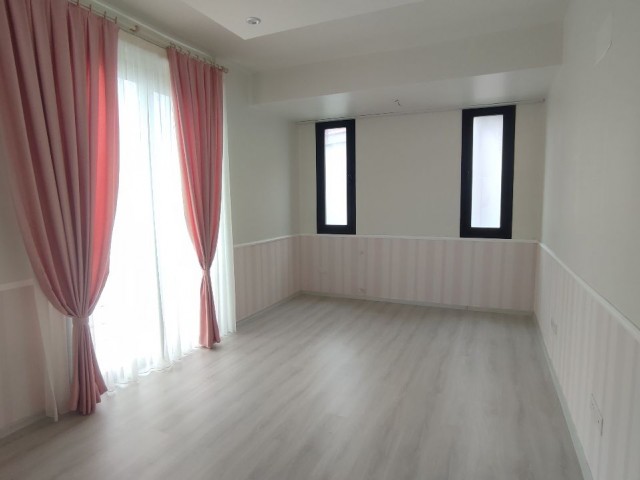 Triplex-Villa mit 5 Schlafzimmern zum Verkauf in Gonyeli, Nikosia