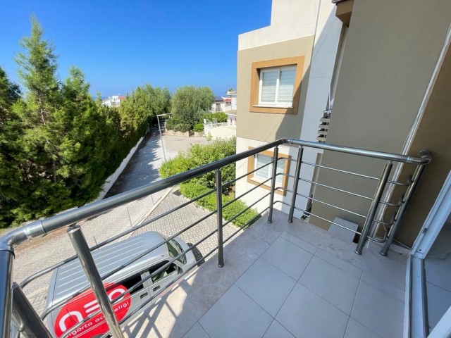 Möblierte 1+1-Wohnung mit großer Terrasse ZU VERKAUFEN auf einem Grundstück mit Pool in der Region Alsancak!