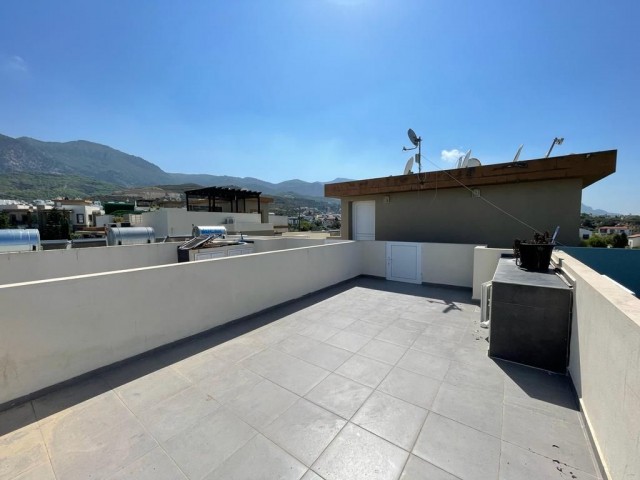 Möblierte 1+1-Wohnung mit großer Terrasse ZU VERKAUFEN auf einem Grundstück mit Pool in der Region Alsancak!