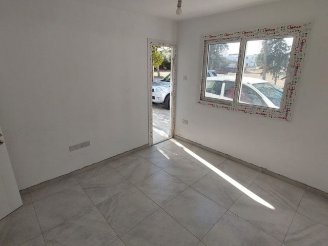 Erdgeschosswohnung mit Gewerbegenehmigung zum Verkauf in der Region Nikosia K.Kaymaklı