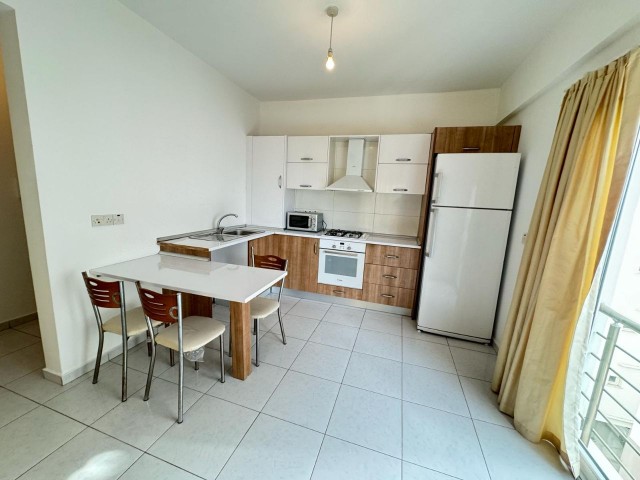 آپارتمان کاملاً مبله واقع در مرکز 2+1 برای فروش در منطقه کوچوک کایماکلی، روبروی جنوبی!