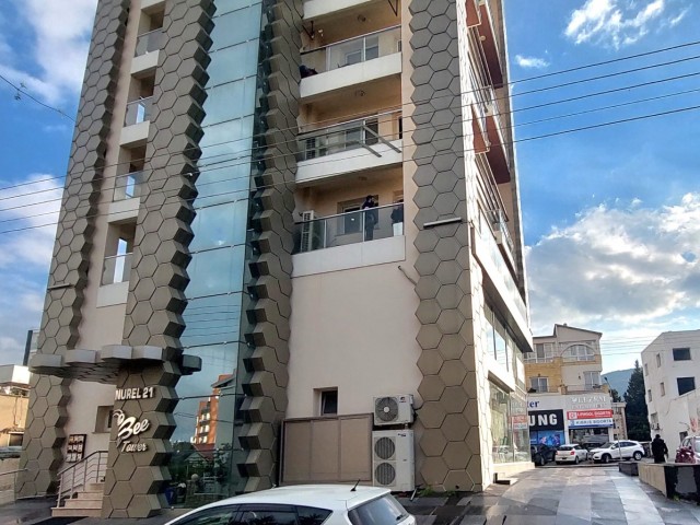 GELEGENHEIT !! Luxuriöse kommerzielle 3+1-Wohnung zum Verkauf an der Hauptstraße im Zentrum von Kyrenia (Mehrwertsteuertransformator bezahlt)