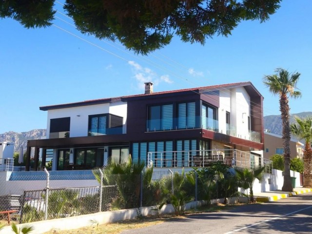 Girne Karaoğlanoğlu Bölgesinde Denize Sıfır Geniş Bahçeli Lüks Kiralık Villa 