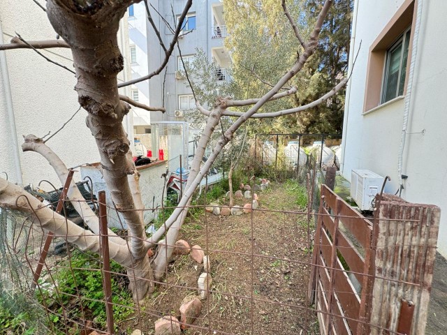 ERDGESCHOSS-2+1-Wohnung ZU VERKAUFEN mit großem Gartenbereich in der Gegend von Nikosia Yenikent!