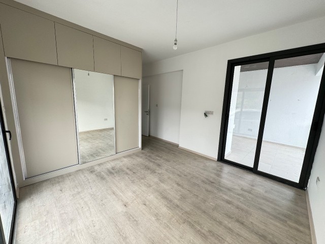 Alsancak Bölgesinde Modern ve Kaliteli İşçiliğe Sahip Ortak Havuzlu  2+1 Zemin Kat SATILIK SIFIR Apartman Dairesi!