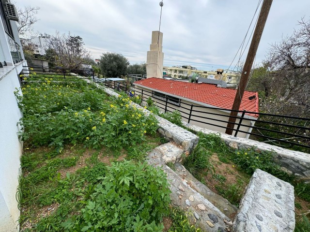 2+1 Erdgeschosswohnung mit modernem Gemeinschaftspool und eigenem Garten in der Gegend von Alsancak, NEU ZU VERKAUFEN!