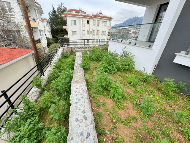 2+1 Erdgeschosswohnung mit modernem Gemeinschaftspool und eigenem Garten in der Gegend von Alsancak, NEU ZU VERKAUFEN!