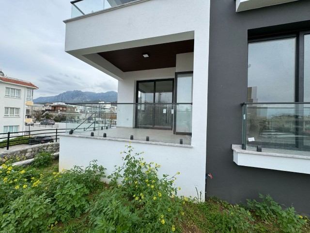 آپارتمان 2+1 طبقه همکف با استخر مشترک مدرن و باغ اختصاصی آن در منطقه آلسانجاک، جدید برای فروش!