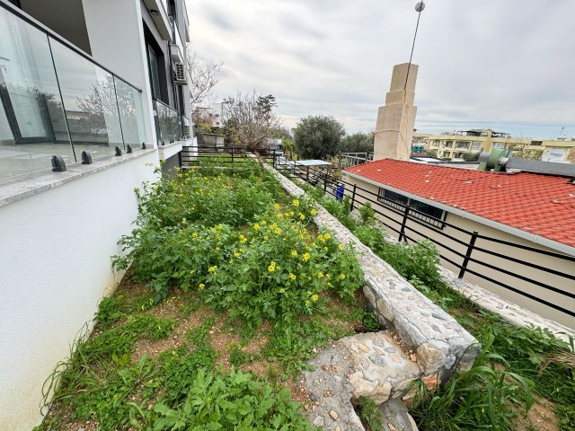 2+1 Erdgeschosswohnung mit modernem Gemeinschaftspool und eigenem Garten in der Gegend von Alsancak, NEU ZU VERKAUFEN!