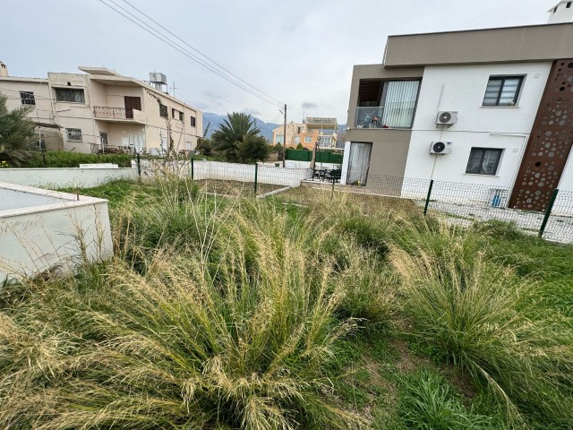 2+1 Erdgeschosswohnung zum Verkauf mit großem Garten in der Region Alsancak, ganz in der Nähe des Meeres und der Hotels!