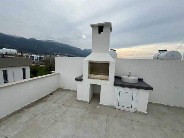 2+1 Wohnung mit eigener Terrasse in der Region Alsancak, ganz in der Nähe des Meeres und der Hotels!