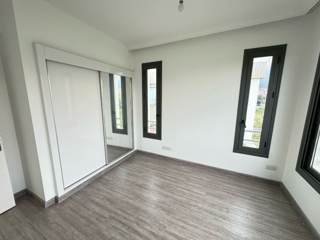 2+1 Wohnung mit eigener Terrasse in der Region Alsancak, ganz in der Nähe des Meeres und der Hotels!