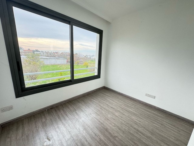 2+1 Wohnung mit eigener Terrasse in der Region Alsancak, ganz in der Nähe des Meeres und der Hotels!