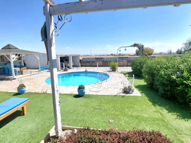 Komplett möblierte Gelegenheitsvilla mit Swimmingpool zum Verkauf in der Gegend von Nicosia Değirmenlik
