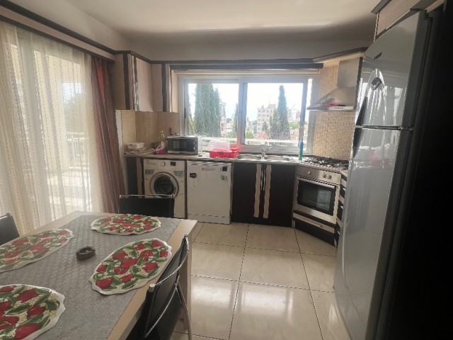 VOLLSTÄNDIG MÖBLIERTES 2+1 PENTHOUSE ZU VERMIETEN IN NICOSIA K.KAYMAKLI ZENTRALE LAGE!!