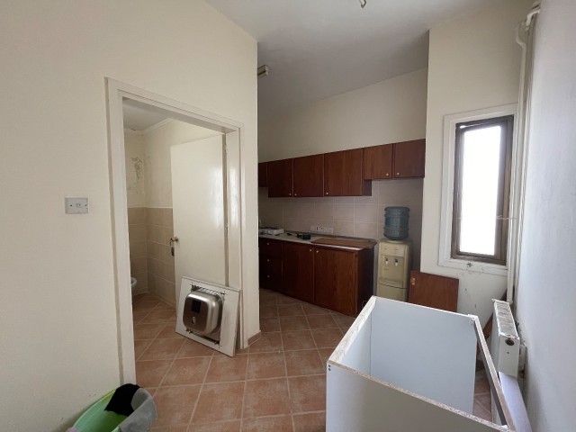 Lefkoşa Devlet Hastanesi’nin Hemen Karşısında Ticari Kiralık 4+1 Daire