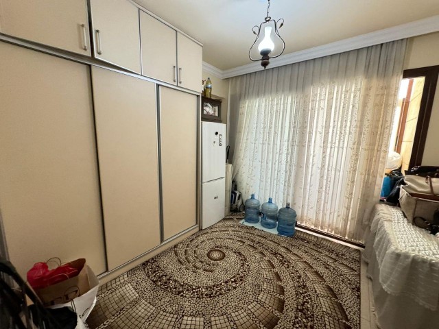 Teilmöblierte 3-Zimmer-Wohnung ZU VERKAUFEN in toller Lage im Nikosia-Kızılbaş-Gebiet!