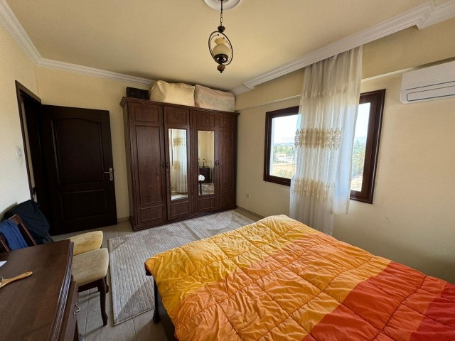 Полумеблированная квартира с 3 спальнями НА ПРОДАЖУ в отличном месте в районе Никосии Кызылбаш!