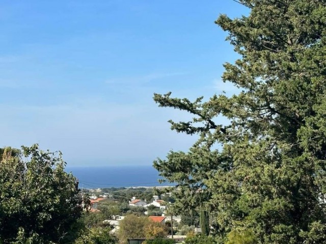 FÜR DIE, DIE EIN KLEINES LAND SUCHEN! GRUNDSTÜCK MIT AUSSICHT ZUM VERKAUF IN DER REGION KARŞIYAKA!