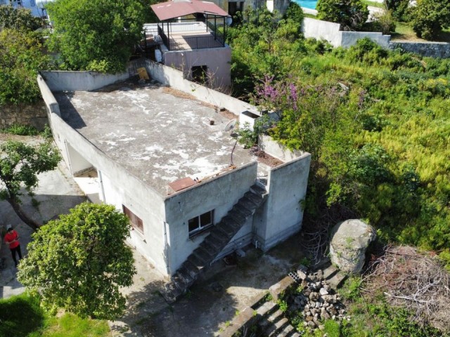 Türkisches Grundstück mit 2 alten Häusern von 950 m2 in Lapta steht zum Verkauf! Die alleinige Verantwortung liegt bei Pear Estates