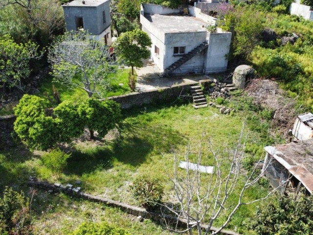 Turkish land with 2 old houses of 950m2 in Lapta is for sale! Pear Estates sole authority