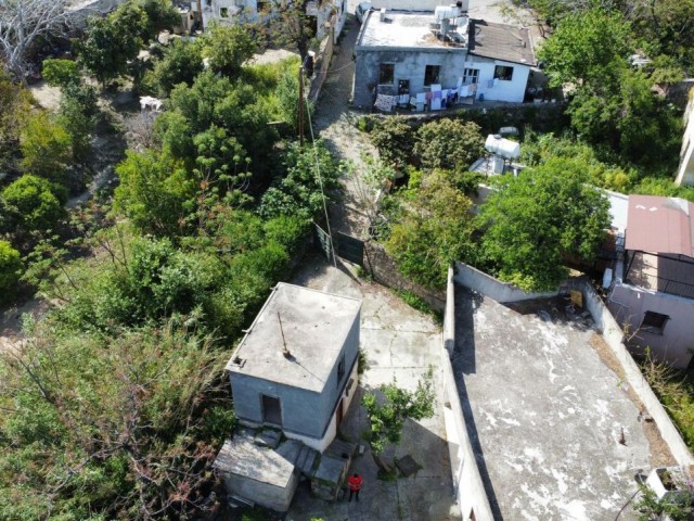 Lapta'da 950m2 içerisinde 2 tane eski ev bulunan Türk malı arazi satılıktır! Tek yetkili Pear Estates