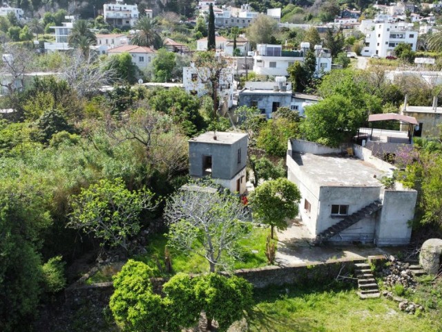 Türkisches Grundstück mit 2 alten Häusern von 950 m2 in Lapta steht zum Verkauf! Die alleinige Verantwortung liegt bei Pear Estates