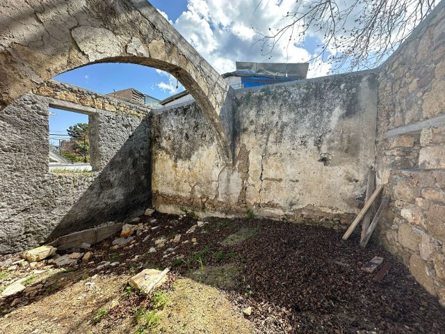 Girne/lapta AYTORO Bölgesinde Satılık %90 İmarlı Köy içi Arsa!