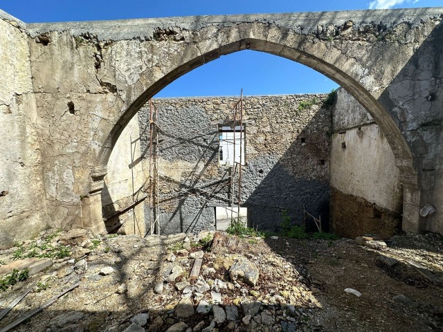 Girne/lapta AYTORO Bölgesinde Satılık %90 İmarlı Köy içi Arsa!