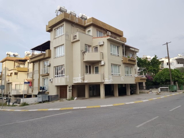 GELEGENHEIT! WOHNUNG MIT GROSSEM BALKON ZU VERKAUFEN IM KYRENIA-ZENTRUM, UM NUSMAR!