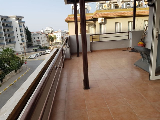 GELEGENHEIT! WOHNUNG MIT GROSSEM BALKON ZU VERKAUFEN IM KYRENIA-ZENTRUM, UM NUSMAR!