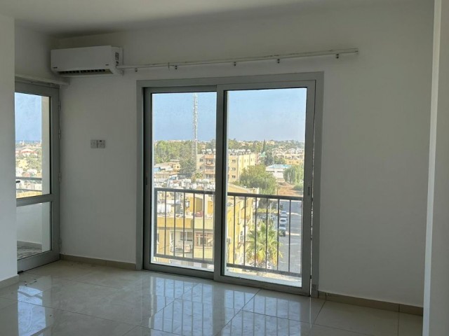 2+1 Penthouse im Zentrum von Famagusta mit einfachem Zugang, geeignet für Investitionen, Aussicht