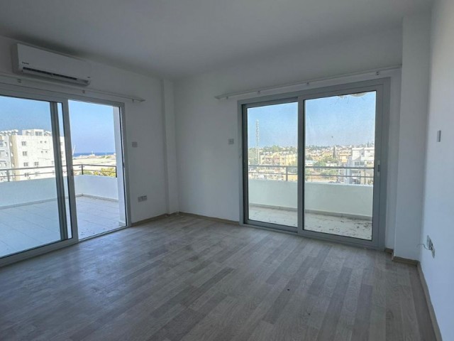 Mağusa Merkezde Ulaşımı Kolay, Yatırıma Uygun, Manzaralı 2+1 Penthouse