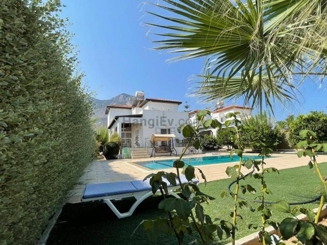 VILLA MIT PRIVATEM POOL IN KYRENIA LAPTA REGION 5 MINUTEN VOM MEER ENTFERNT. ** 