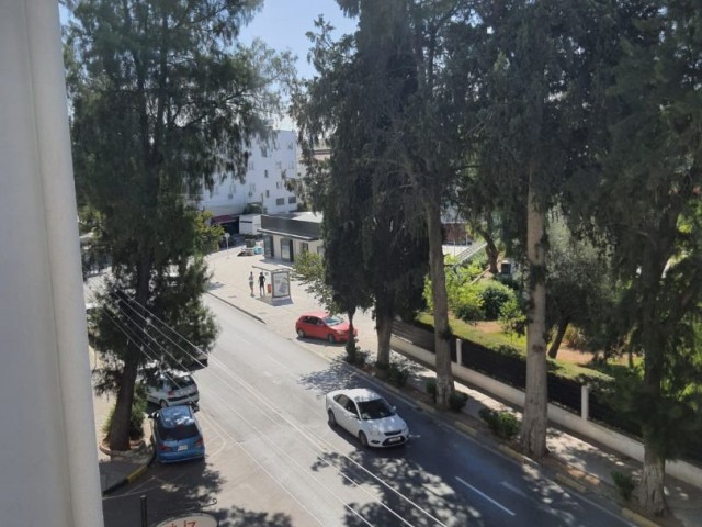 Lefkoşa'nın en işlek caddesinde Kiralık Ofis olabilecek 200m2 daire