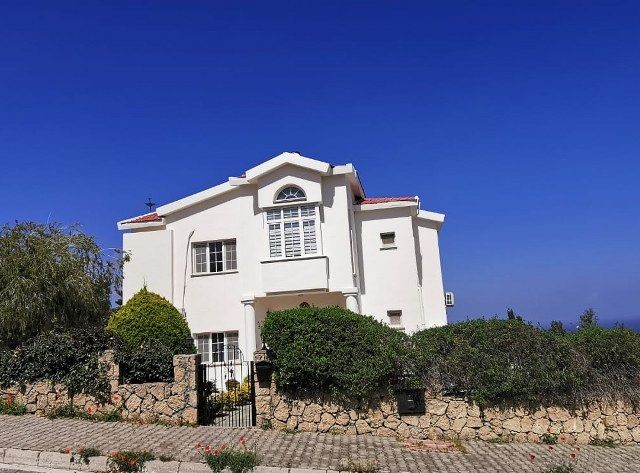 3 BEDROOM  LUXURY VILLA WITH PRIVATE POOL SUPERB SEA VIEWS - SOLE AGENT