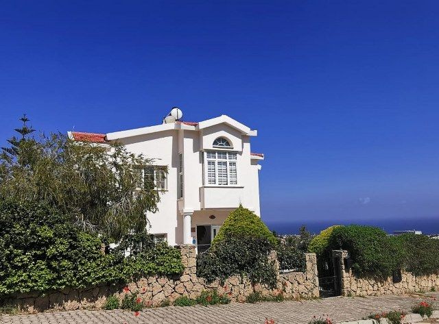 3 BEDROOM  LUXURY VILLA WITH PRIVATE POOL SUPERB SEA VIEWS - SOLE AGENT