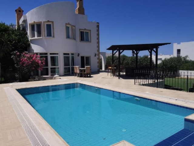 Villa Mit Swimmingpool Zu Vermieten In Chatalköy ** 