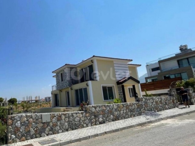 Wunderschöne, hochwertige, gepflegte Villa mit 4 Schlafzimmern in Çatalköy, Girne