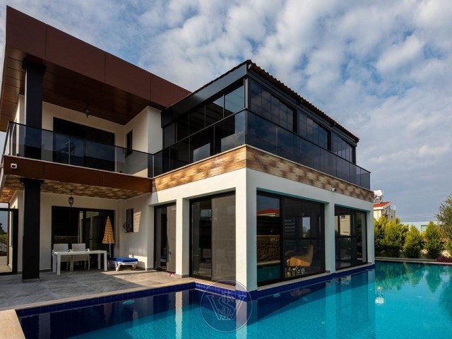 Girne Edremit’te muhteşem 4 yatak odalı özel havuzlu, elektrik panelli olan müstakil villa 
