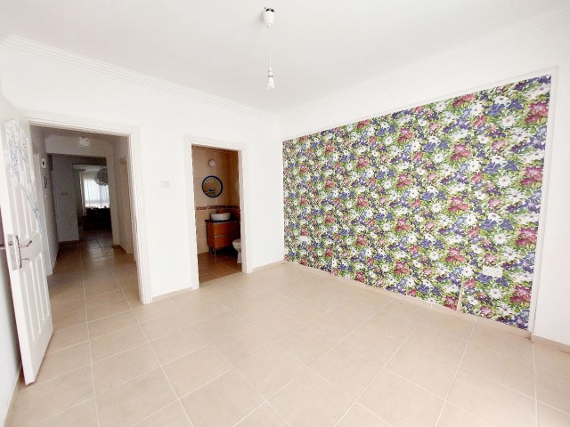 3+1 Wohnung mit privater Terrasse zum Verkauf in Kyrenia Alsancak