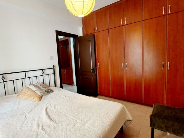 آپارتمان 1+1 در مجتمعی با استخر در دوغانکوی، گیرنه