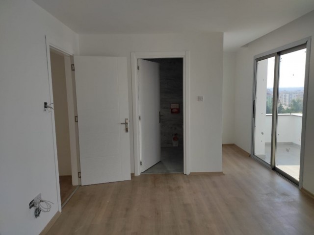 GROSSES GERÄUMIGES LUXURIÖSES 2+1 PENTHOUSE IN GÖNYELI MIT HERRLICHEM BLICK ZU VERKAUFEN