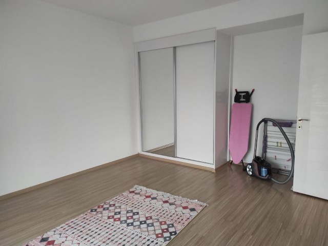 ZU VERKAUFEN 2+1 PENTHOUSE MIT GROSSER TERRASSE HINTER ERÜLKÜ